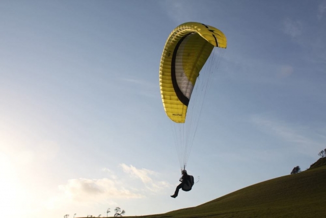  Paragliding 