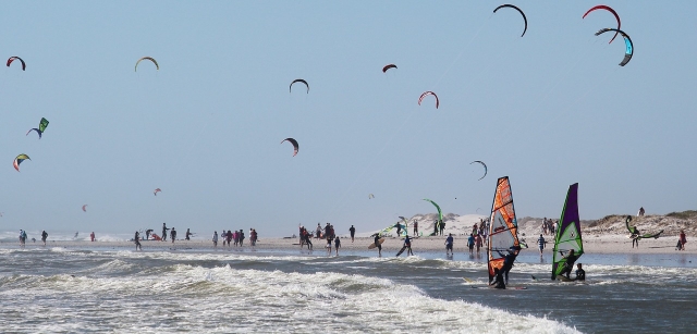  Menschen beim Windsurfen 