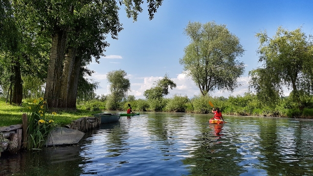  Auf dem Wasser paddeln 