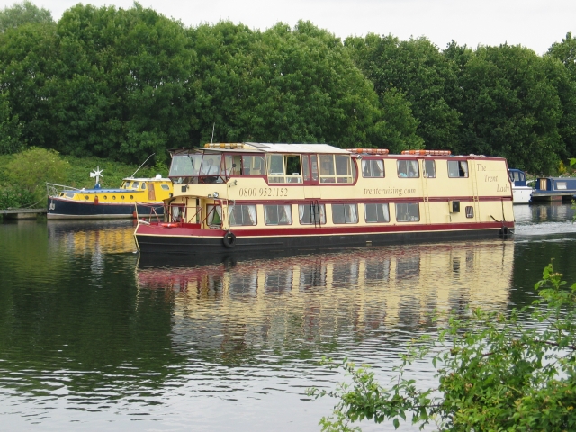 River cruise in beautiful surroundings