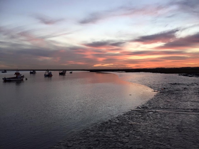  Ein wunderschöner Sonnenuntergang auf dem Rivers Ale. 