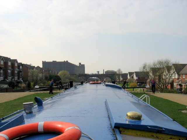  Abajo a través de los muelles del Liverpool. 