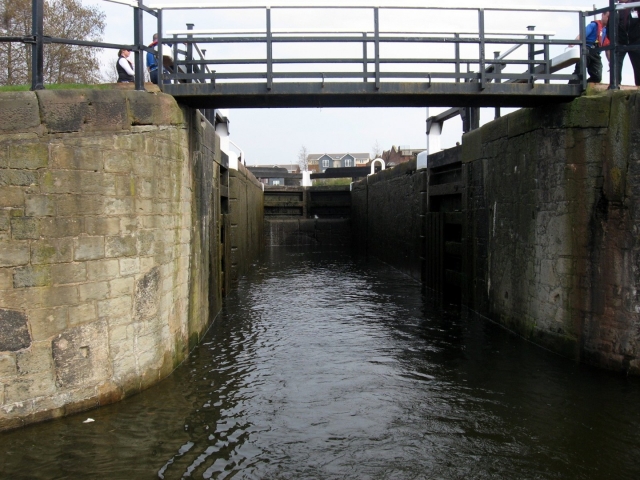  Abajo a través de los muelles del Liverpool. 