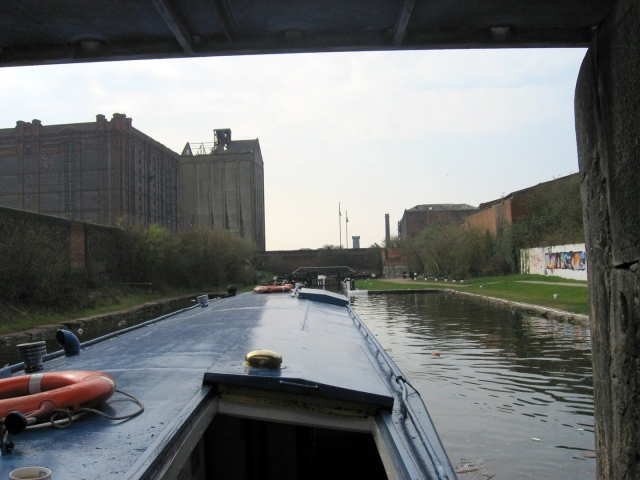  Abajo a través de los muelles del Liverpool. 