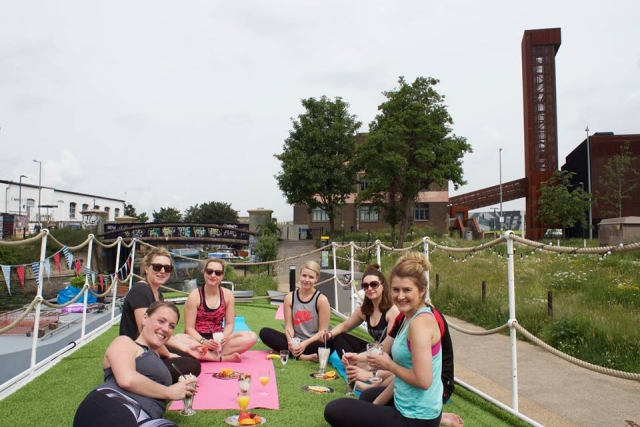  享受美味的野餐。 