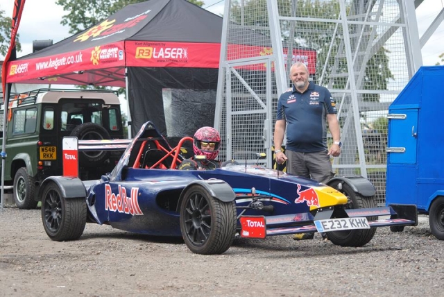  与熟练的教练一起骑行。 