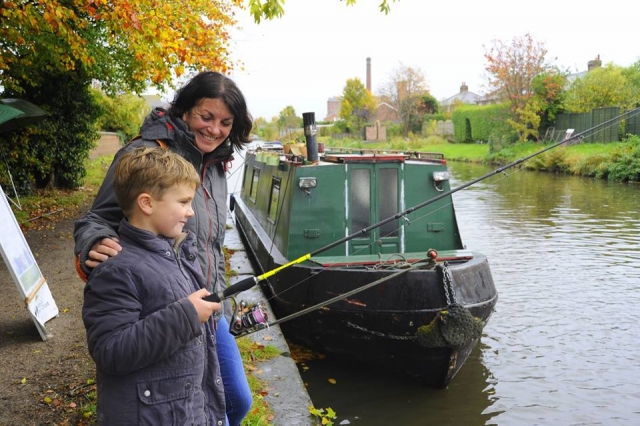  Haz un poco de pesca en Seend Locks Canal & River Trust