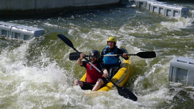  在 Pinkston Watersports 划独木舟 