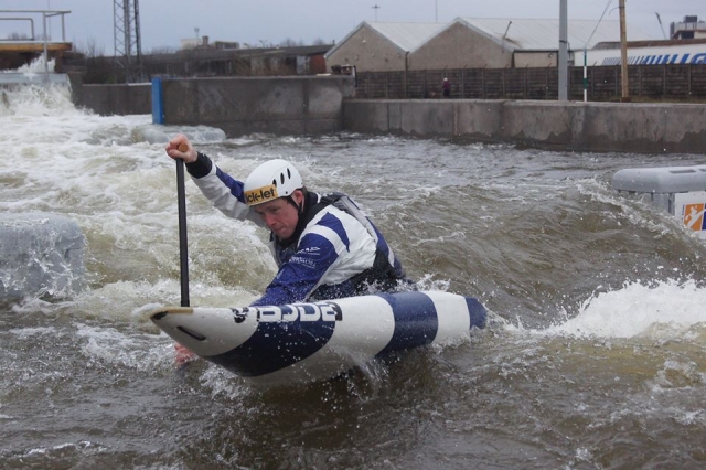  在平克斯顿水上运动的皮划艇 
