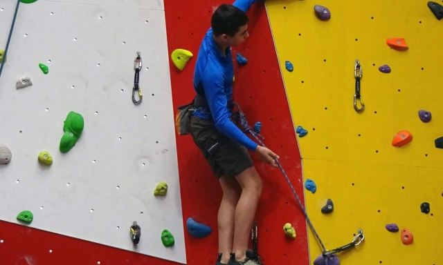  Líder escalando com 365 Mountain Adventures -9999- Sessão de provador de escalada em 365 Mountain Adventures