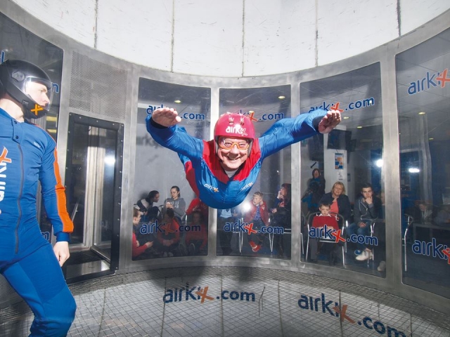  ¡Tienen una experiencia emocionante con Ifly Indoor Skydiving Milton Keynes! 