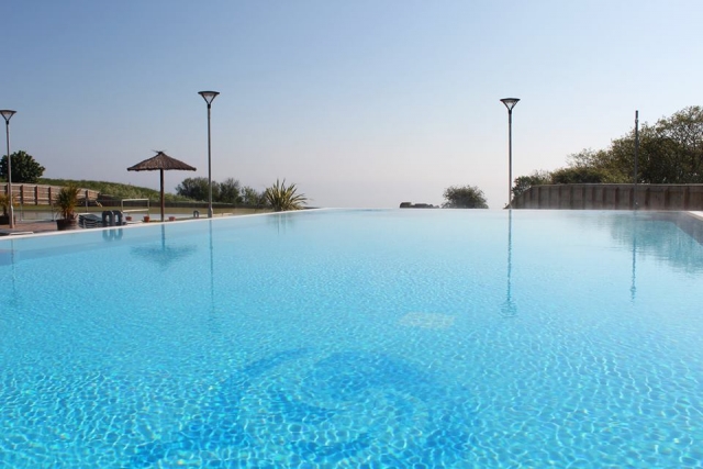 The infinite pool at Alpamare Scarborough Water Park