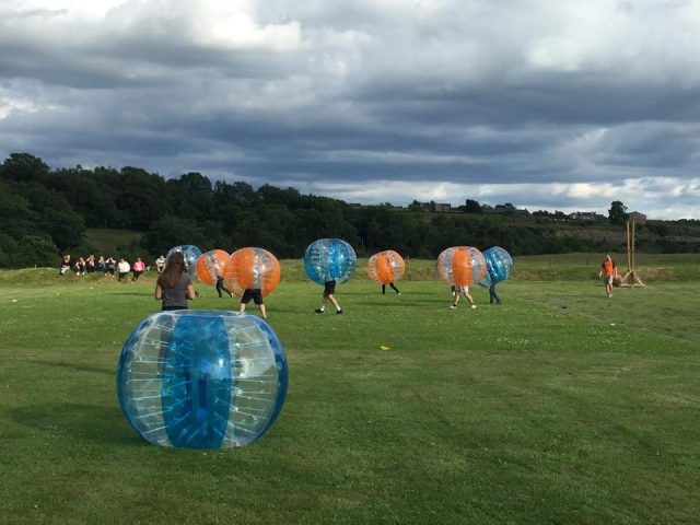 Jogue futebol de uma maneira diferente no Eden Leisure Village Zorbing