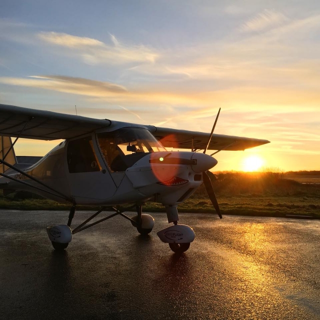  el avión en Gower Flight Center 