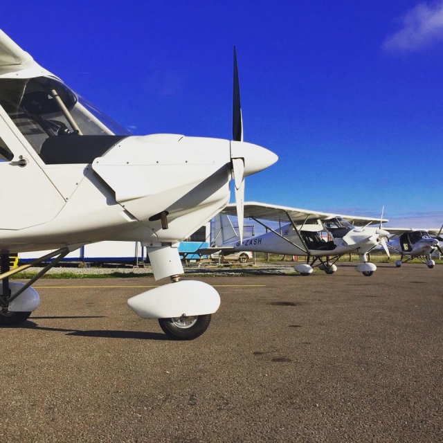  el avión en Gower Flight Center 