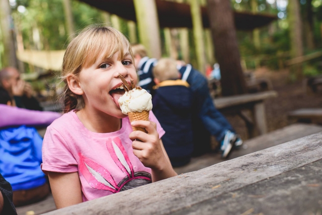  冰淇淋和零食！ 