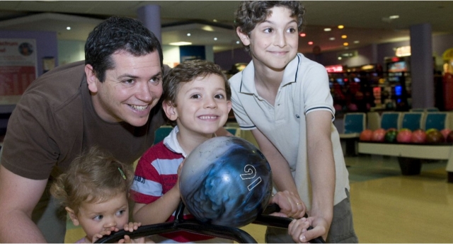  Boliche com a família em Guildford Spectrum 