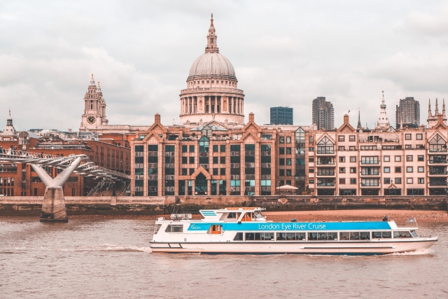 Crusing along the Thames
