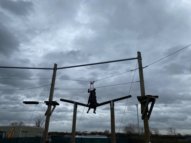 从一侧到另一侧