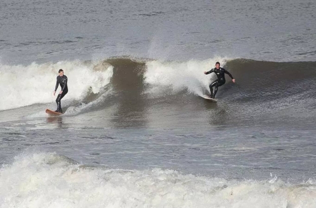  Surf avec des amis 