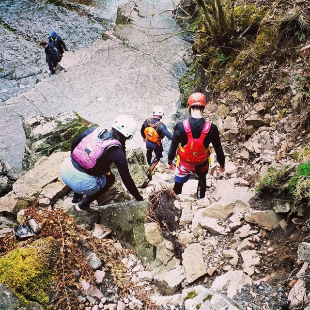  Freunde beim Canyoning 