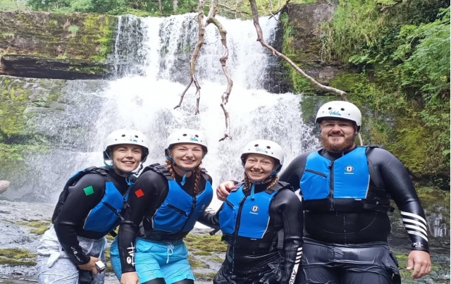 与朋友一起溪降