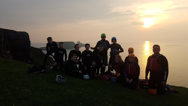 和朋友一起过山车