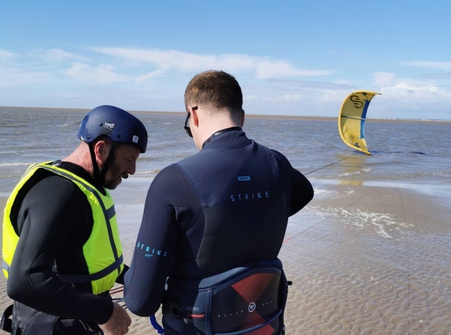 Geting ready to kitesurf