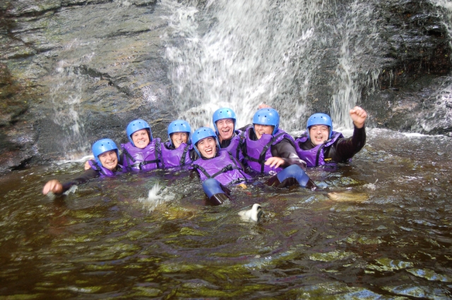 Se molhar com uma aventura de canyoning 