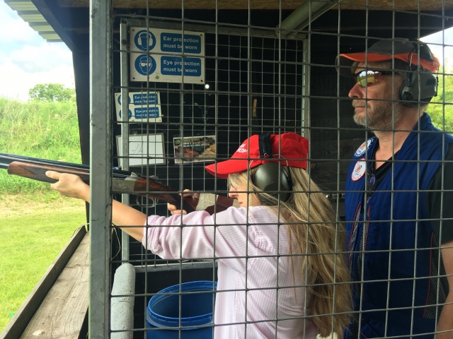  Mulher se divertindo em armas e argilas 