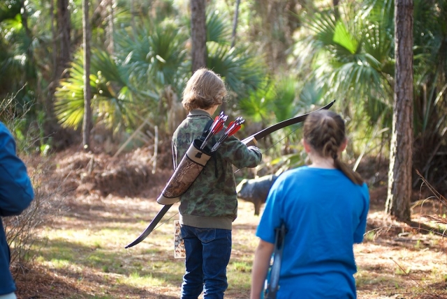 男孩准备射箭 