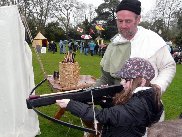  穿黑夹克的小女孩练习弩射箭 