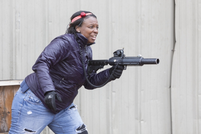  女人在玩激光标签时跑来跑去 