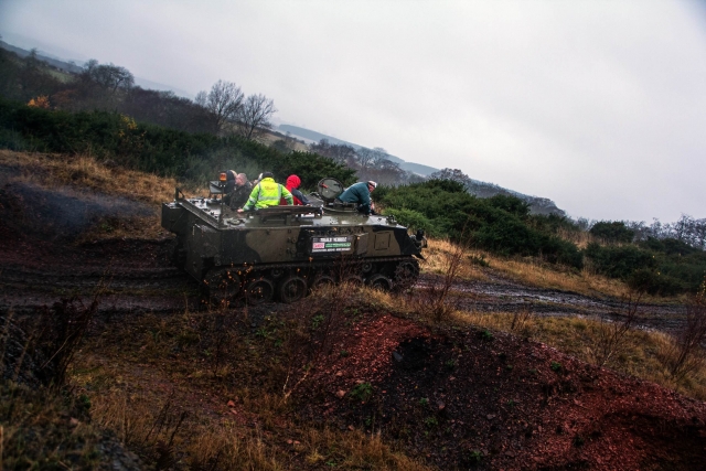 与我们一起体验坦克骑行