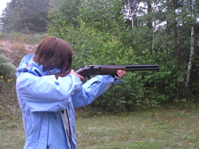  穿着蓝色夹克和长发浅滩射击的小男孩 