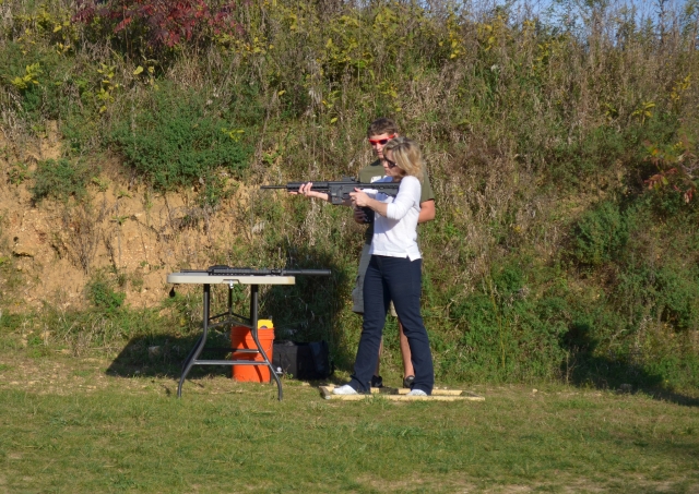  穿着白色夹克浅滩射击的金发女人 