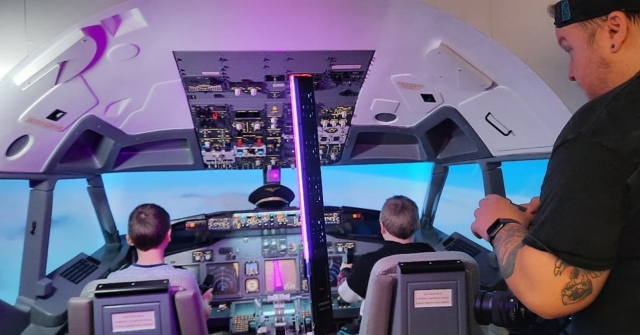  duas crianças aprendendo a voar um avião 