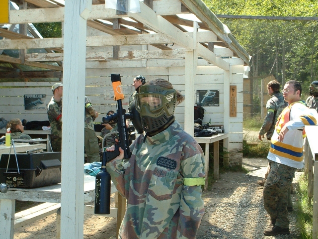  Personnes se préparant pour jouer au paintball 