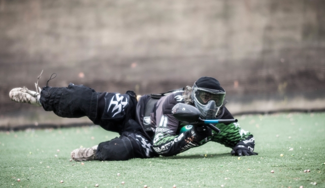  Garçon en costume noir et masque jouant au paintball 