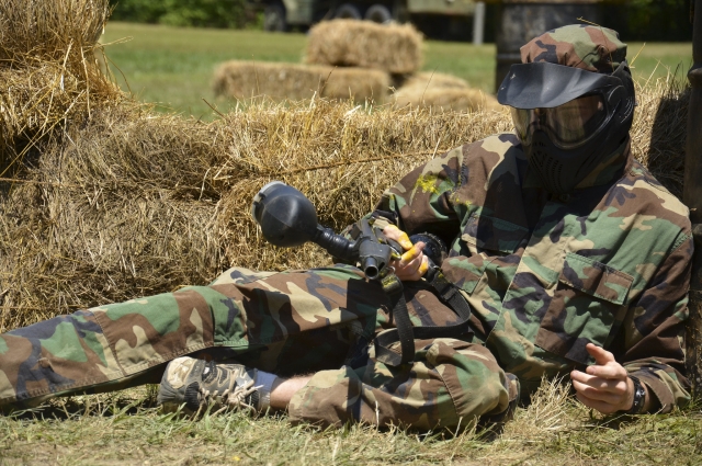  Uomo sul pavimento dopo essere stato colpito da un proiettile mentre gioca a paintball 