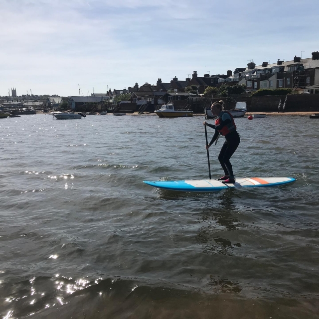  Junges Mädchen auf blauem Paddleboard Paddleboarding an der Fluss Camel