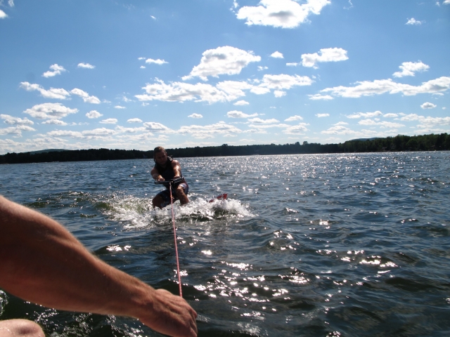  Ausbilder hilft Abenteurern beim Wakesurfen 