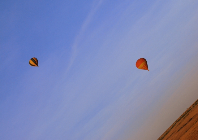  Naranja Flying -9999- Colorido globo volando sobre el cielo y una niña mirando -9999- Naranja que te llevará sobre Somersetet