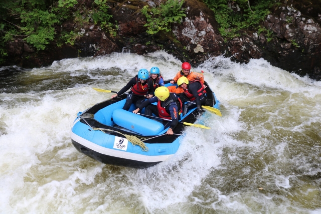 e-19759598-5-people-wearing-yellow-blue-and-red-helmet-rafting16433712222305.jpg