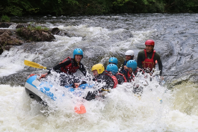 e-19759601-group-of-friends-wearing-red-blue-and-yellow-helmets-and-blue-and-red-buoyancy-aids-doing-rafting16433727438058.jpg