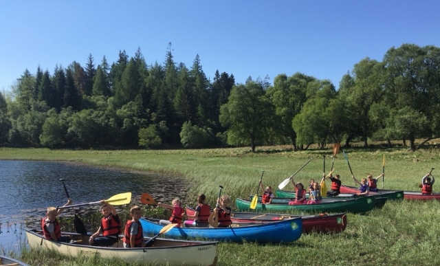 e-19759610-different-kids-canoeing-with-their-yellow-paddles-and-wearing-red-green-blue-buoyany-aids16436143575525.jpg