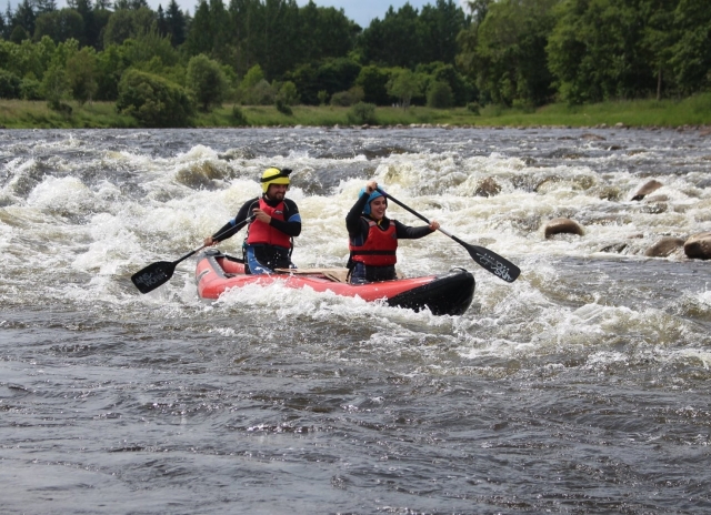  Junge und Mädchen mit roter Schwimmweste Hilfsmittel Kanufahren 
