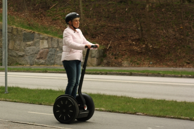  Chica con suéter blanco y casco negro durante su sesión de Segway 