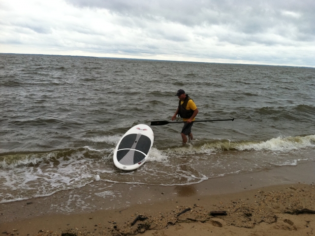  Homme prenant le paddle dans l'eau 