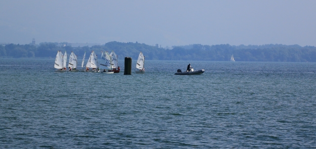  Beaucoup de marins s'amusant pendant leur session de navigation 